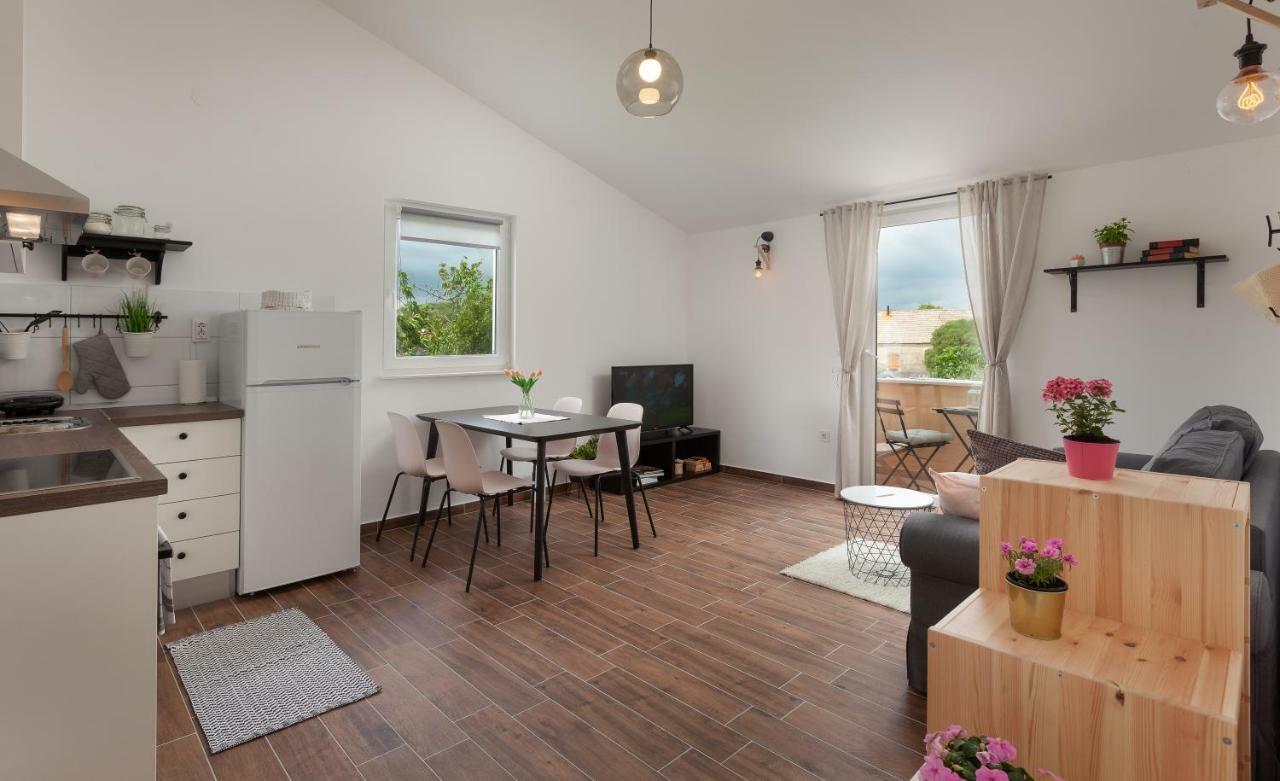 Kvasina Apartments Zadvarje Exteriör bild